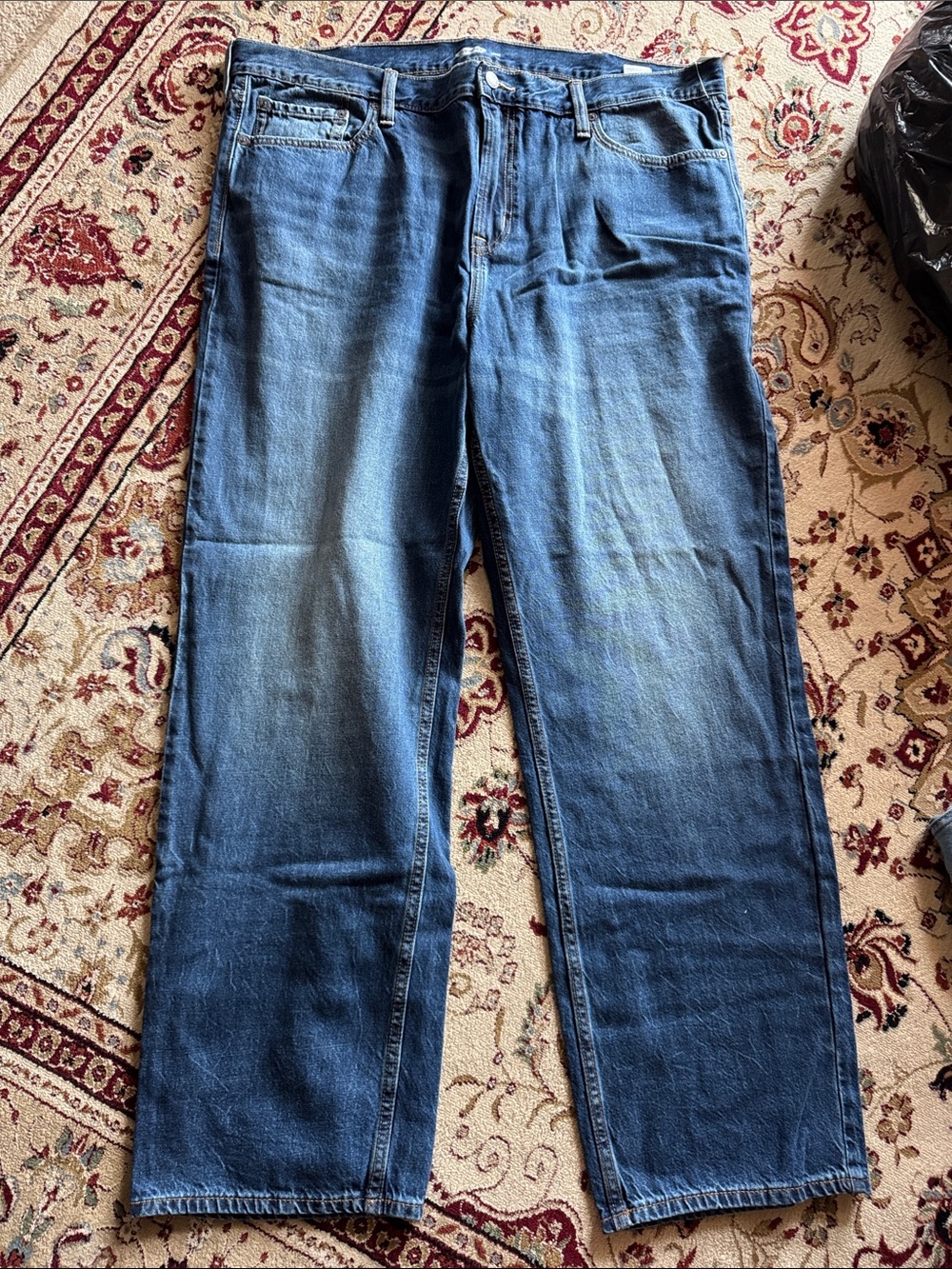 Classic Men's Straight-Leg Jeans in Medium Blue loose fit